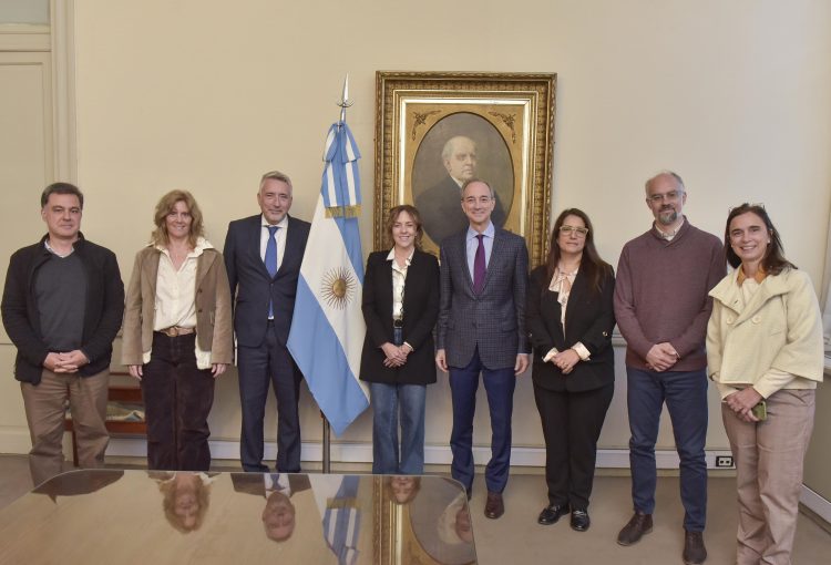 Reunión entre Padres Unidos y el Secretario de Educación Carlos Torrendell